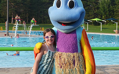 Image of Sammy and a child at an event